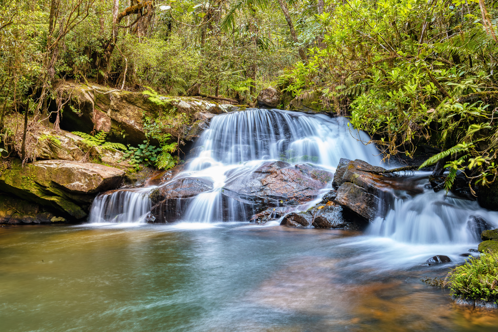Cascade au cœur de la forêt d’Andasibe