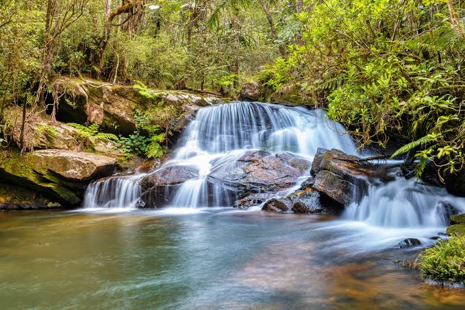 Cascade naturelle dans la forêt d’Andasibe