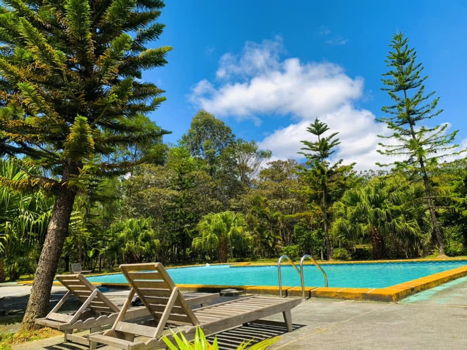 Piscine du Sahatandra River Hotel dans un cadre verdoyant