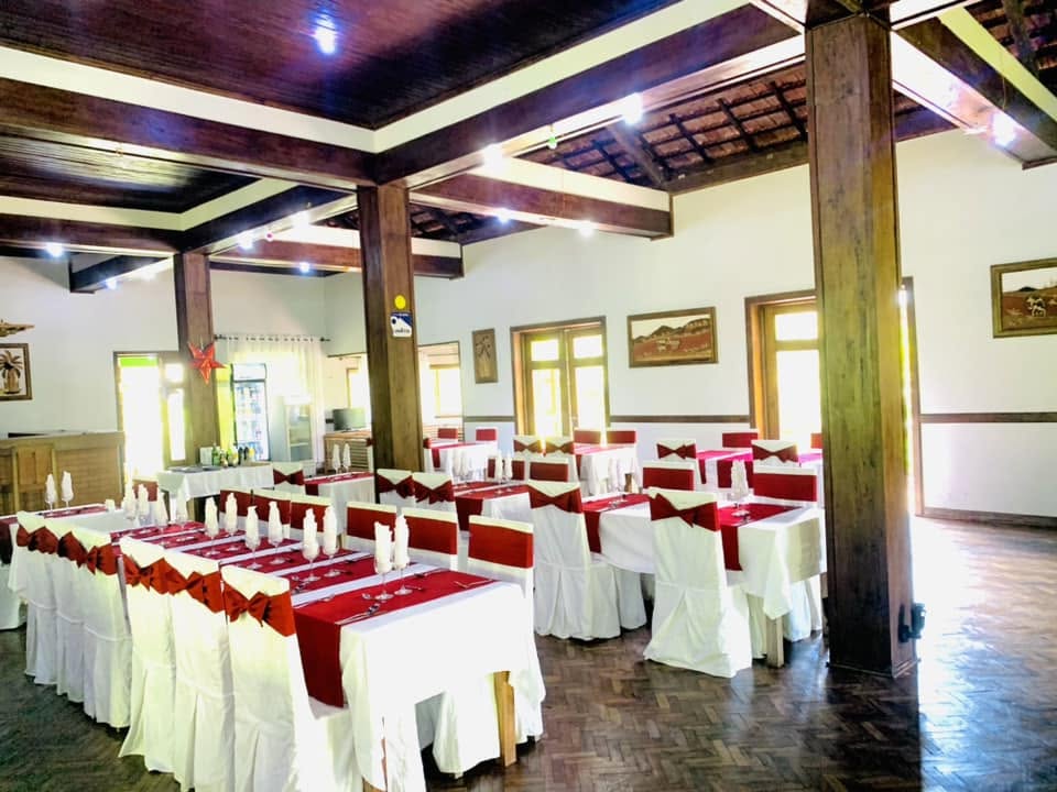 Restaurant du Sahatandra River Hotel préparé pour accueillir les clients