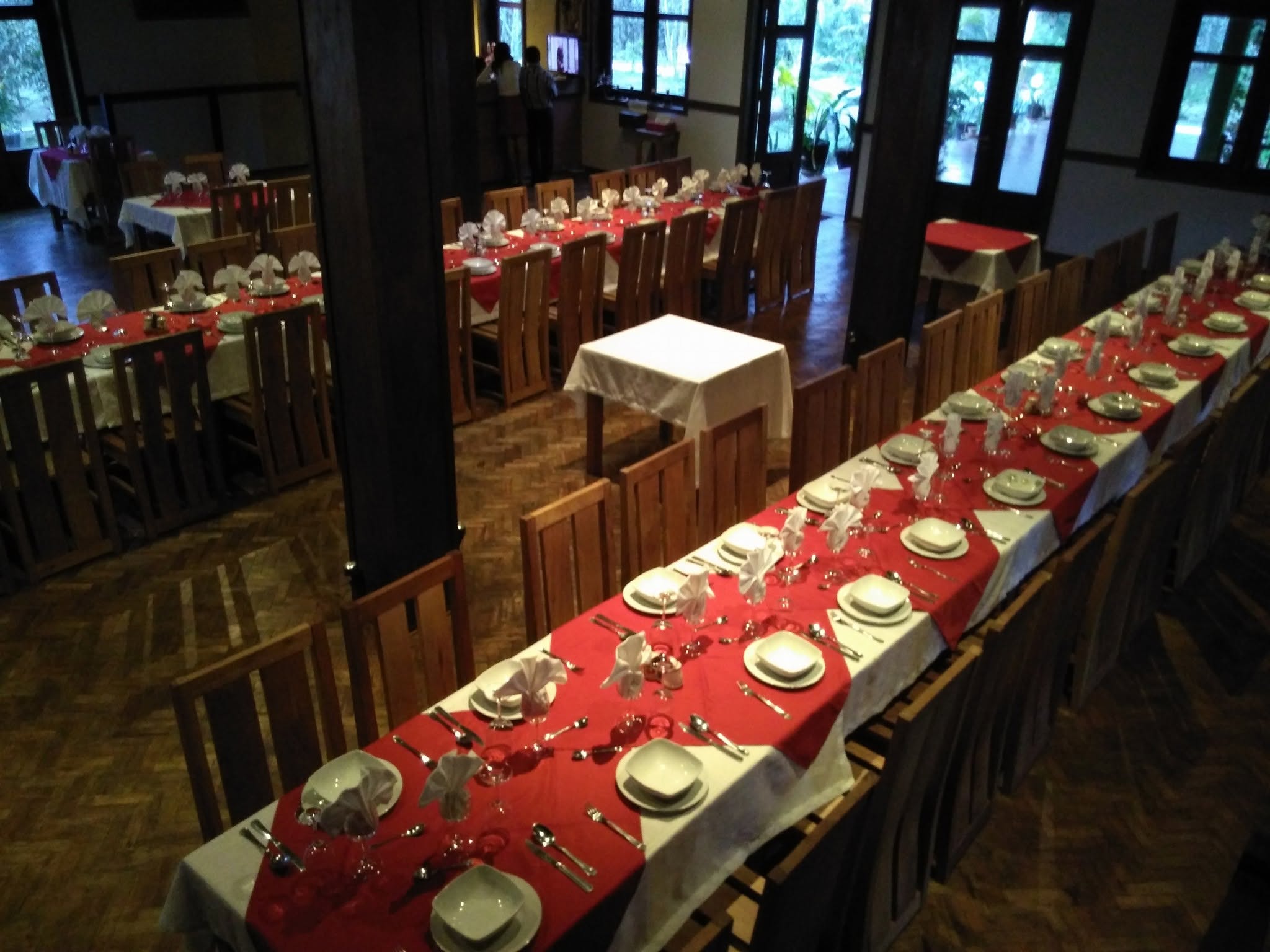 Grande table préparée au restaurant