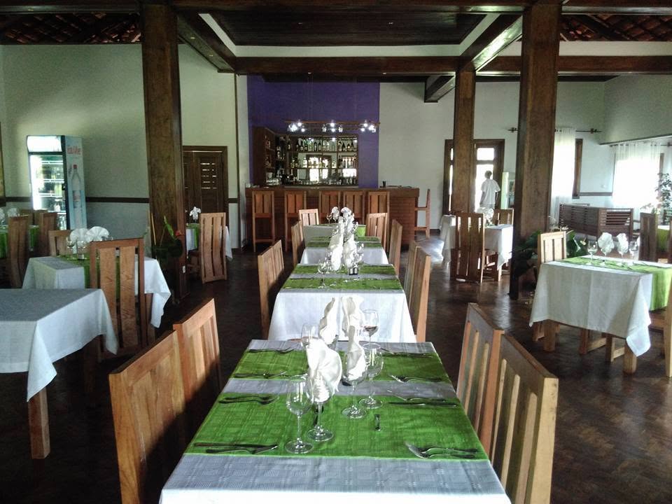 Salle et bar du Sahatandra River Hotel